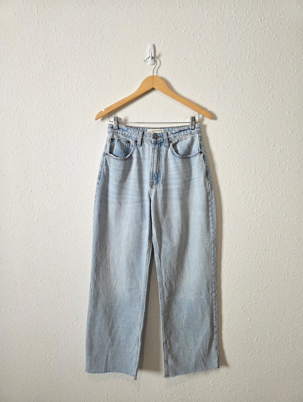 Abercrombie The Loose High Rise Jeans 27/4 short - Picture 2 of 7